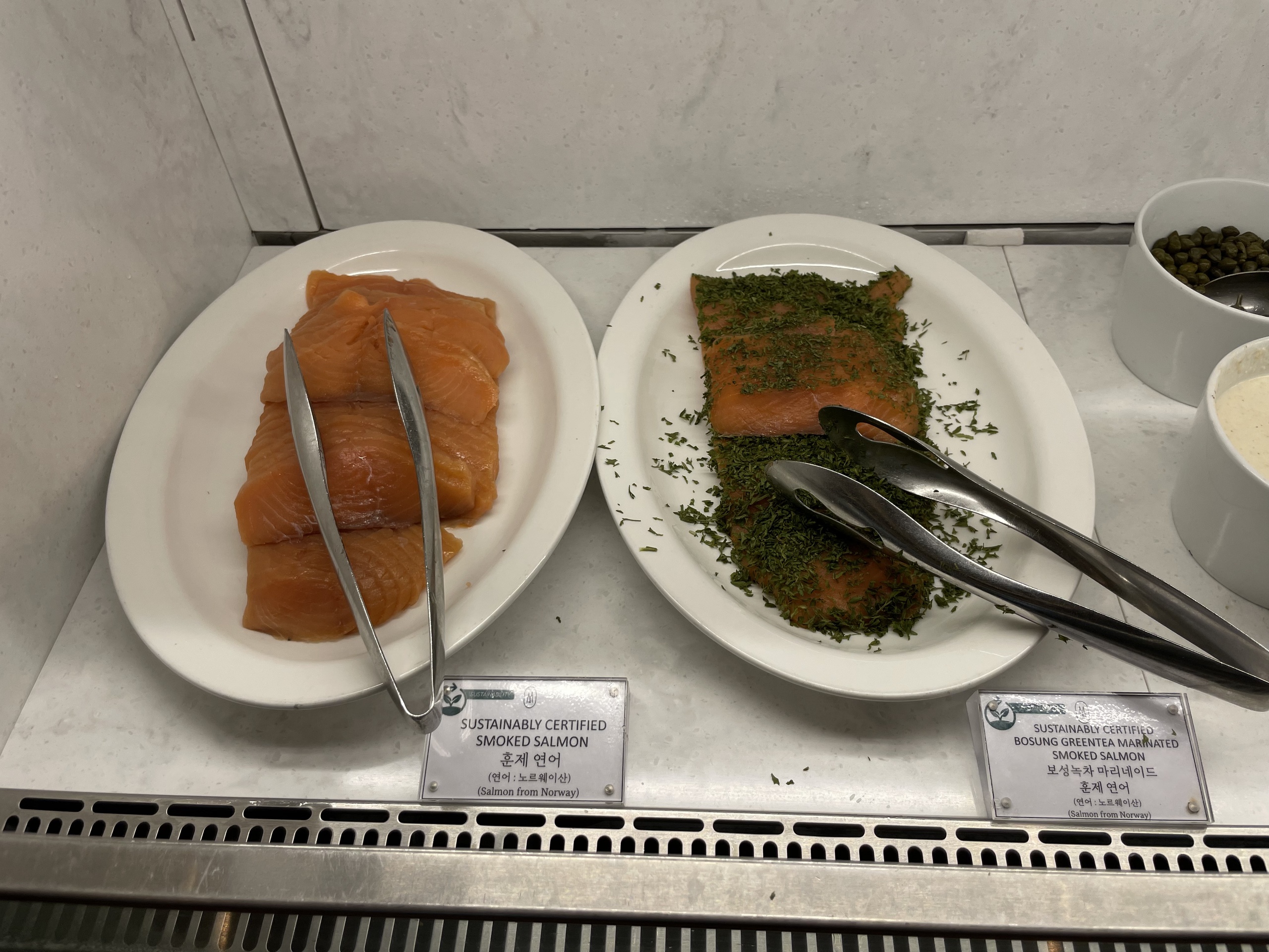 신선한 훈제 연어