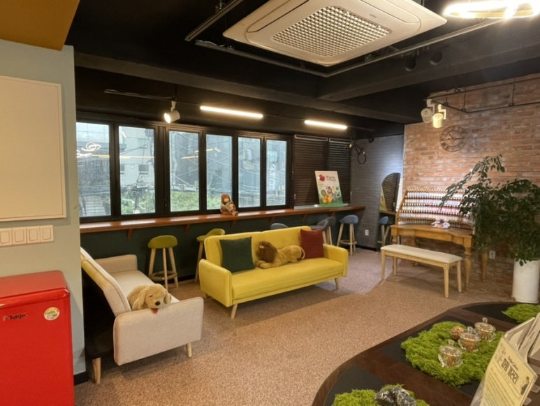Colorful interior at Parfum9