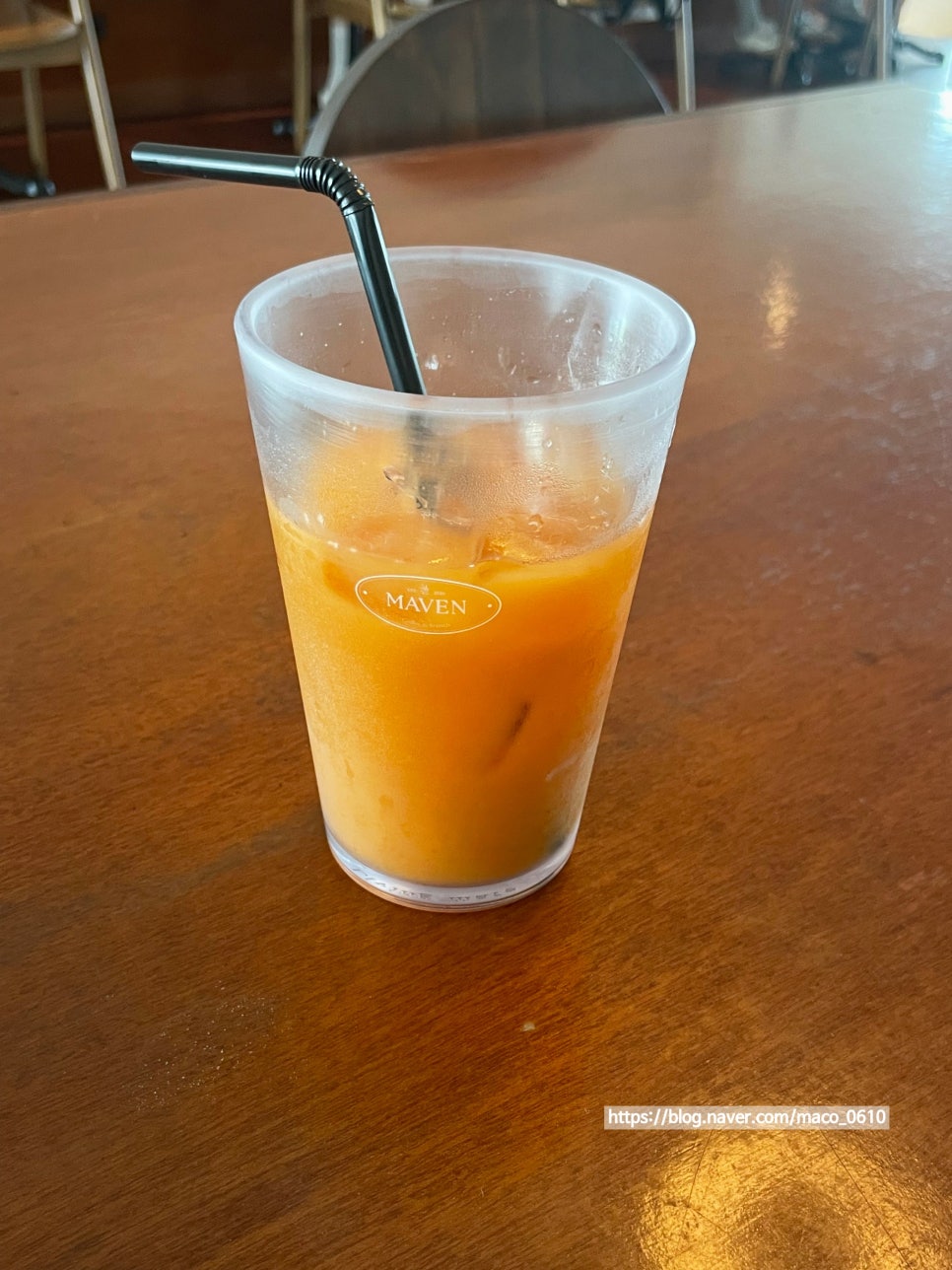 Benna apple and carrot juice served with brunch